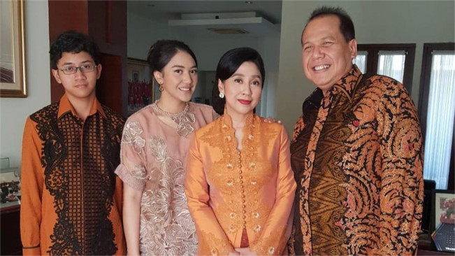 Chairul Tanjung dan keluarganya. (ig putritanjung)